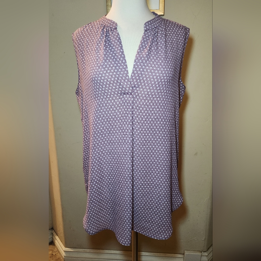 Loft Burgandy Sleeveless Women's Tank V-neck Size Mediumā